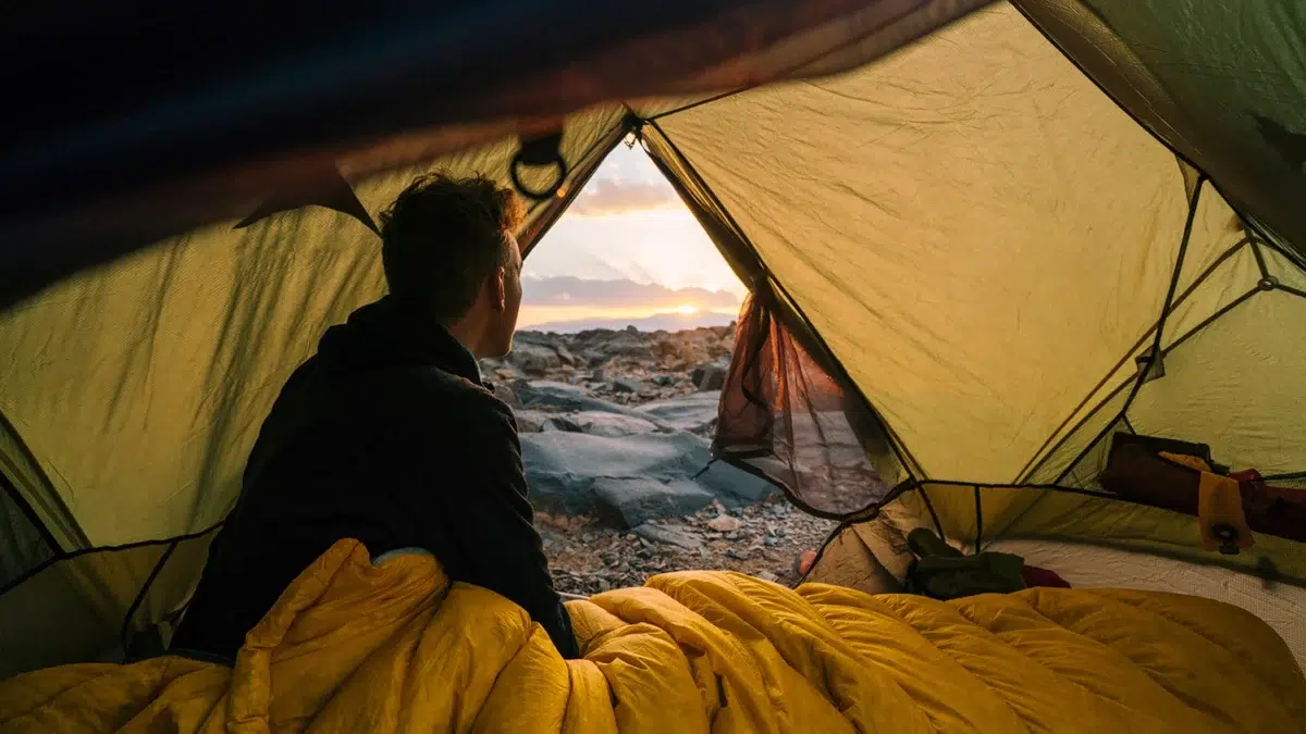 Slaapzak in een tent in de ochtend