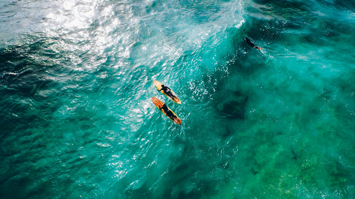 Foto van twee surfers gemaakt met een drone op reis