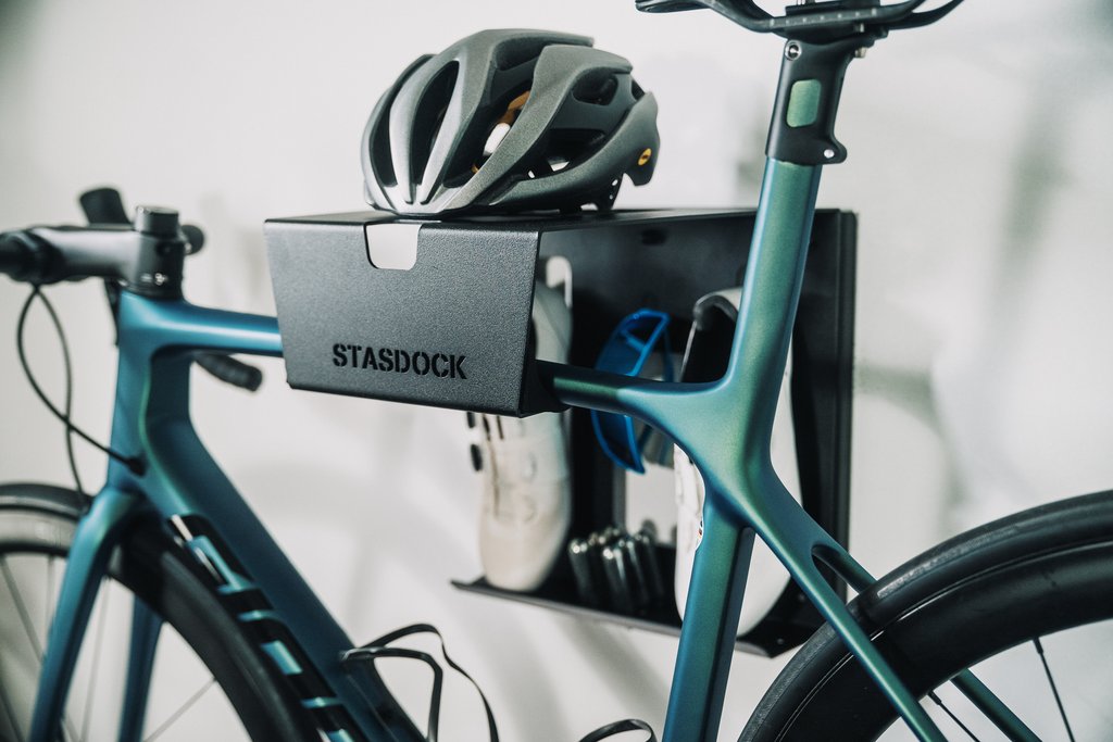 Stasdock fietsophangsysteem met racefiets en helm